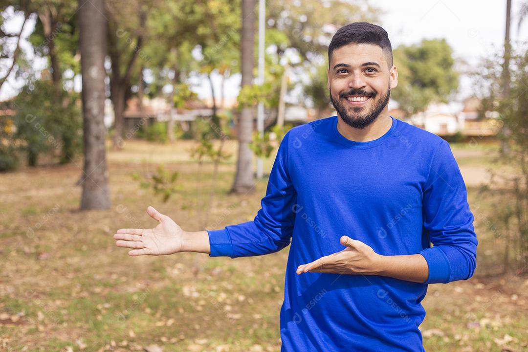 Retrato de sorridente belo jovem agricultor masculino. Homem na fazenda em dia de verão. Atividade de jardinagem. homem brasileiro.