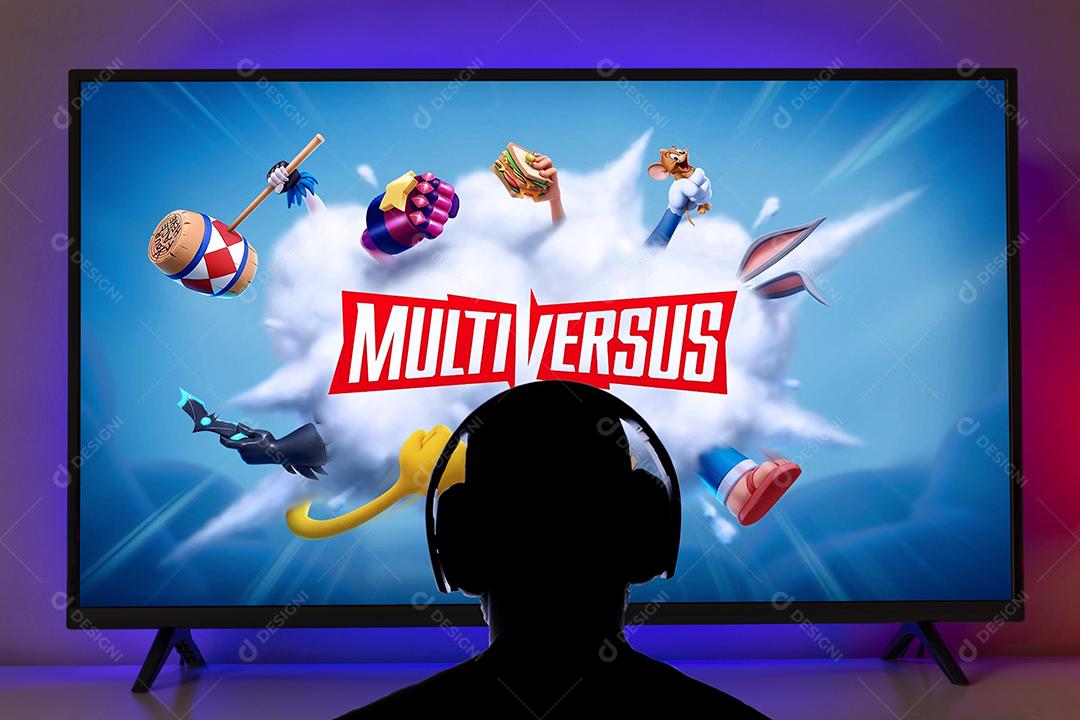 Homem com fone de ouvido jogando jogo Multiversus na tela da TV, 27 de julho de 2022, São Paulo, Brasil.