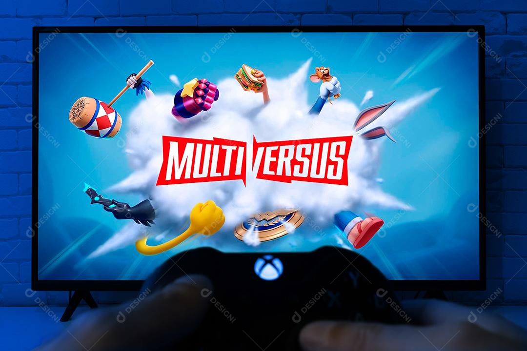 Homem jogando jogo Multiversus com controle Xbox, 27 de julho de 2022, São Paulo, Brasil.