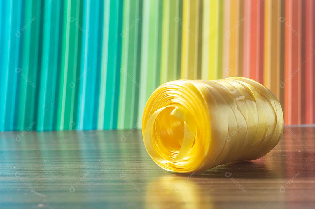 Fitas coloridas com cores amarelo e azul verde com fundo colorido, conceito de cores da bandeira do brasil em uma mesa de madeira.