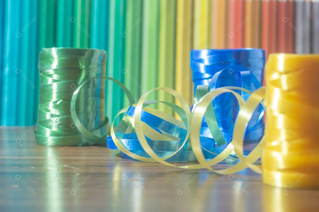 Fitas coloridas com cores amarelo e azul verde com fundo colorido, conceito de cores da bandeira do brasil em uma mesa de madeira.