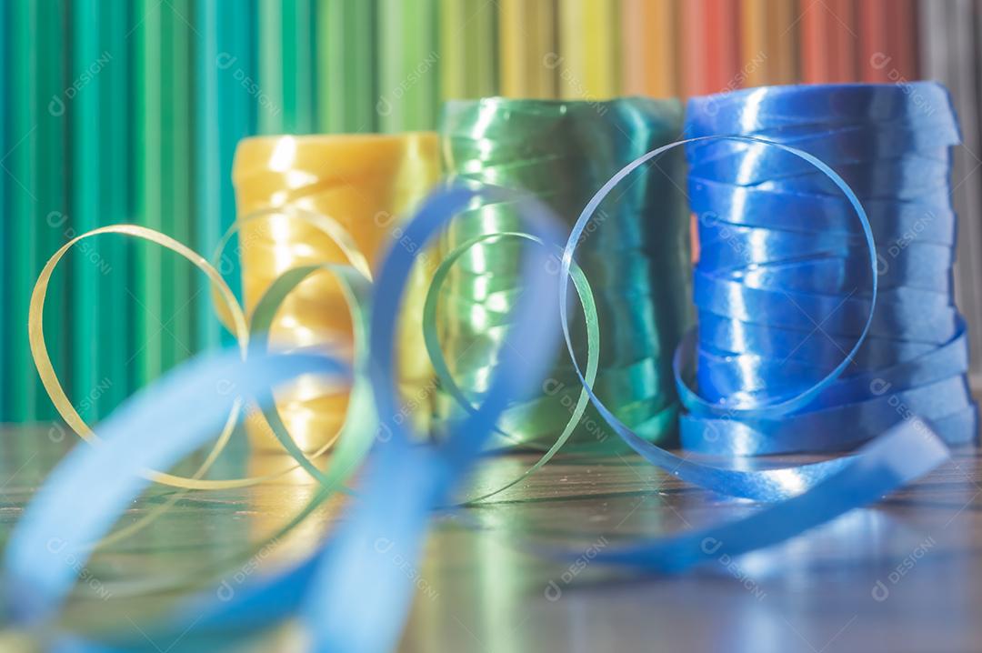 Fitas coloridas com cores amarelo e azul verde com fundo colorido, conceito de cores da bandeira do brasil em uma mesa de madeira.