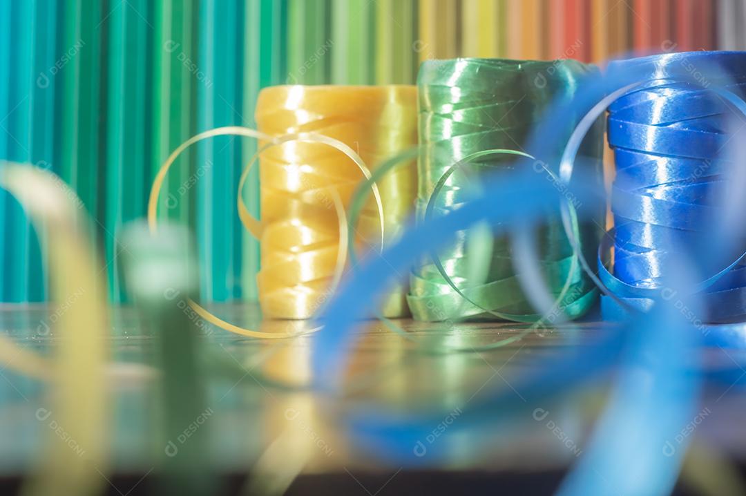 Fitas coloridas com cores amarelo e azul verde com fundo colorido, conceito de cores da bandeira do brasil em uma mesa de madeira.