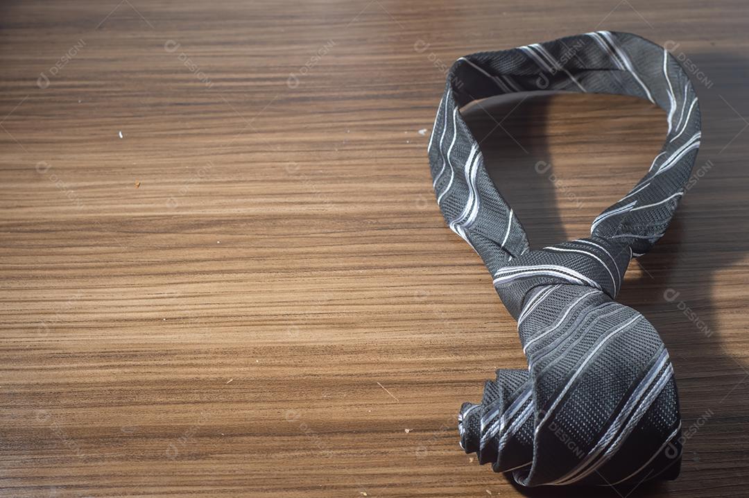 Gravata preta em uma mesa de madeira com espaço de cópia, conceito de dia dos pais.