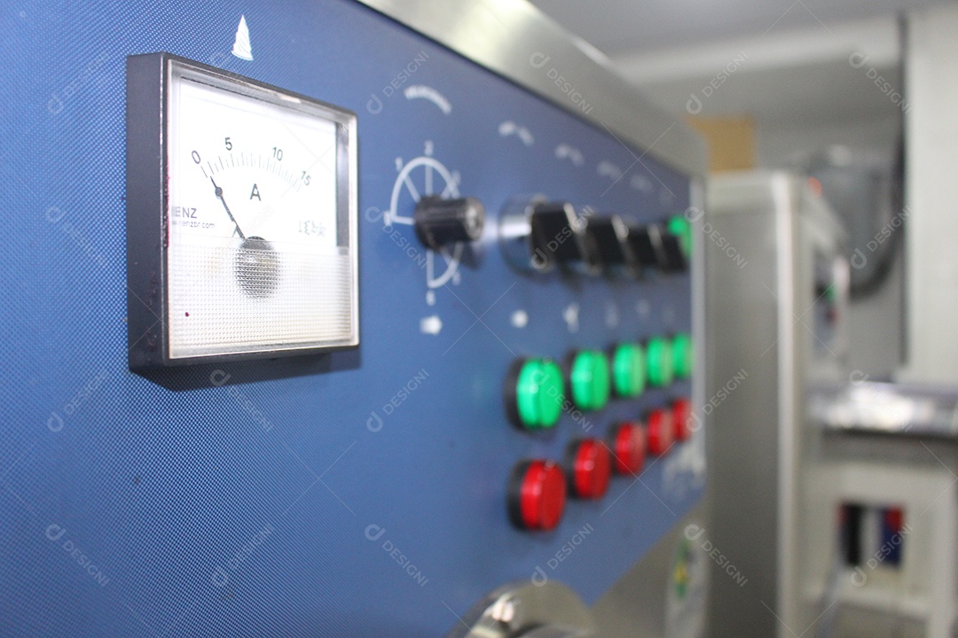 Painel de controle de uma máquina automática na fábrica