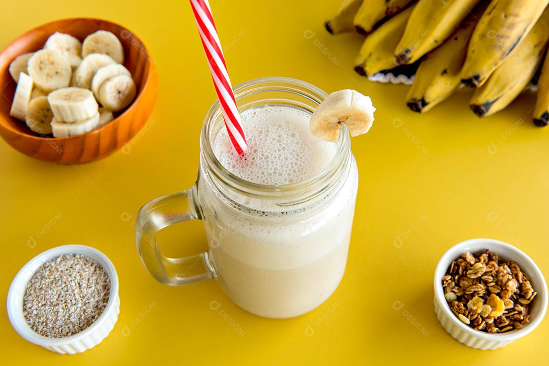 Copo de smoothie de banana, shake saudável de banana com aveia de banana