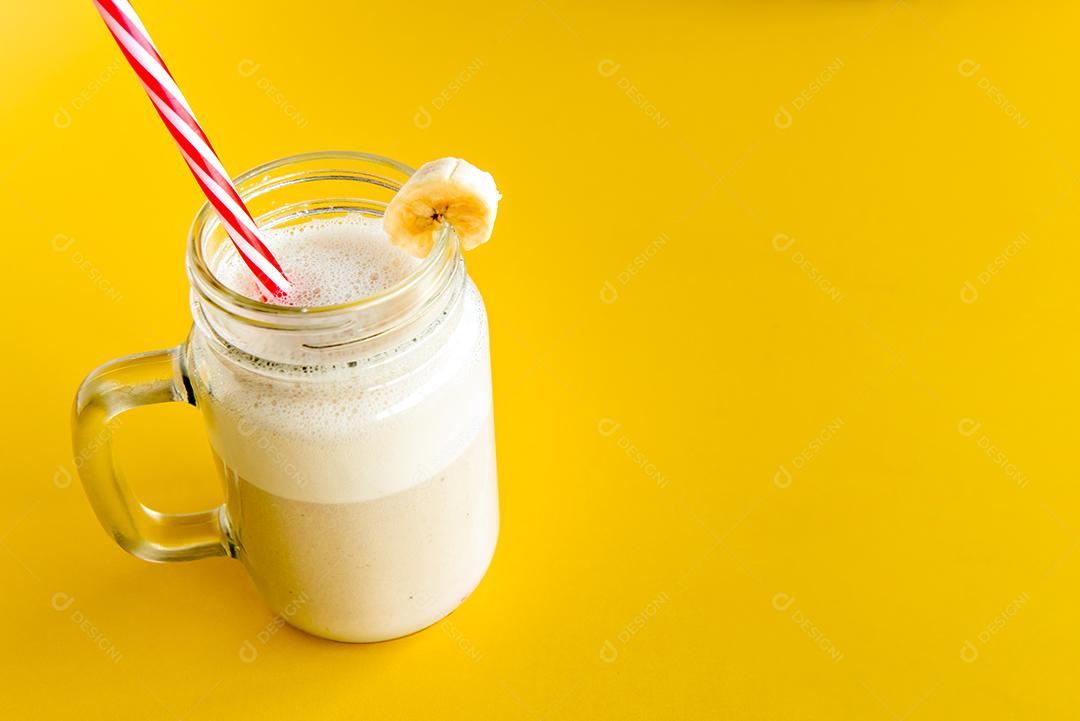 Copo de smoothie de banana, shake saudável de banana com aveia de banana