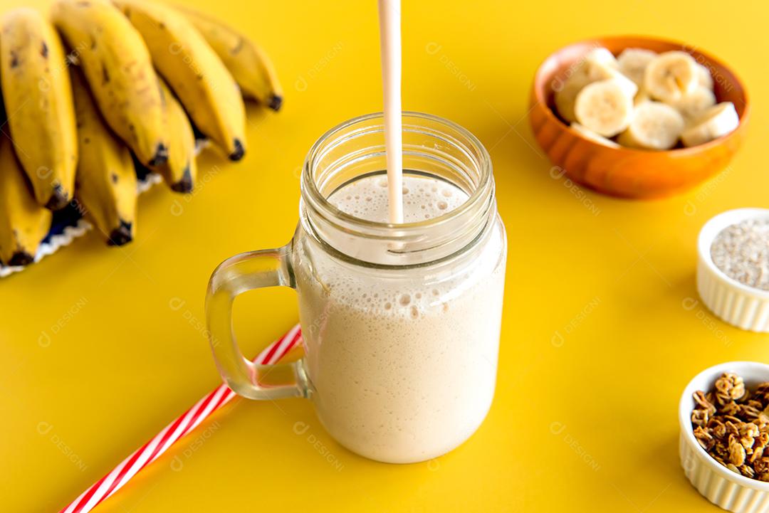 Copo de smoothie de banana, shake saudável de banana com aveia de banana