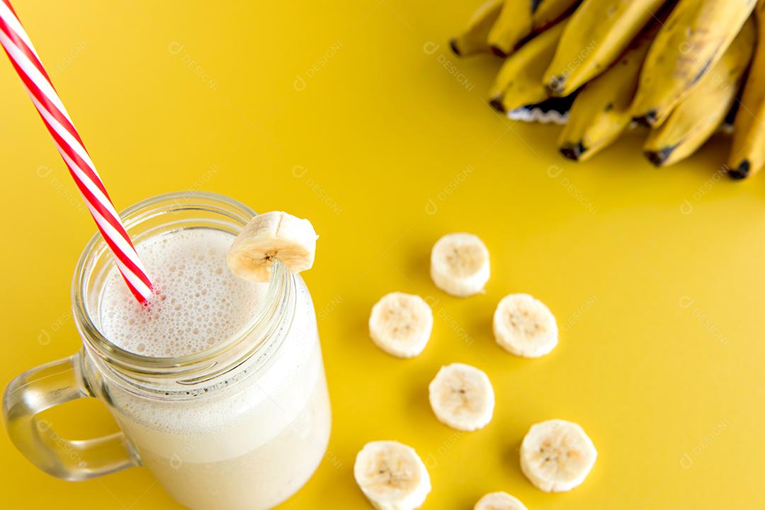 Copo de smoothie de banana, shake saudável de banana com aveia de banana