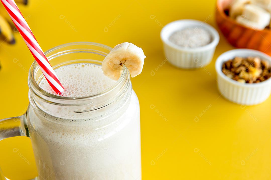 Copo de smoothie de banana, shake saudável de banana com aveia de banana