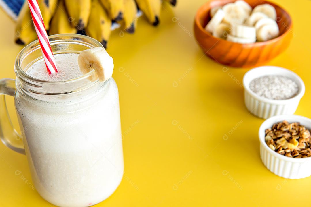 Copo de smoothie de banana, shake saudável de banana com aveia de banana