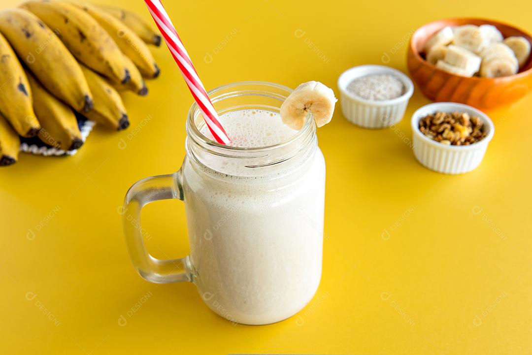 Copo de smoothie de banana, shake saudável de banana com aveia de banana