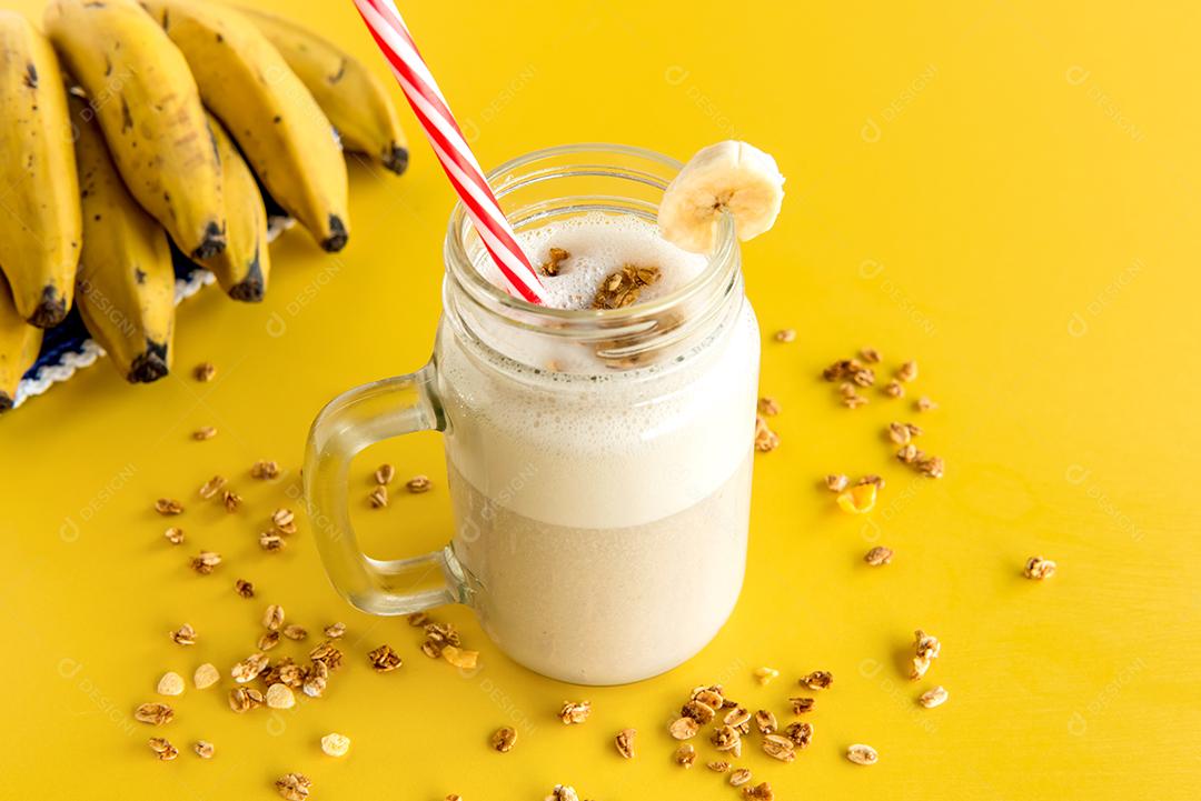 Copo de smoothie de banana, shake saudável de banana com aveia de banana