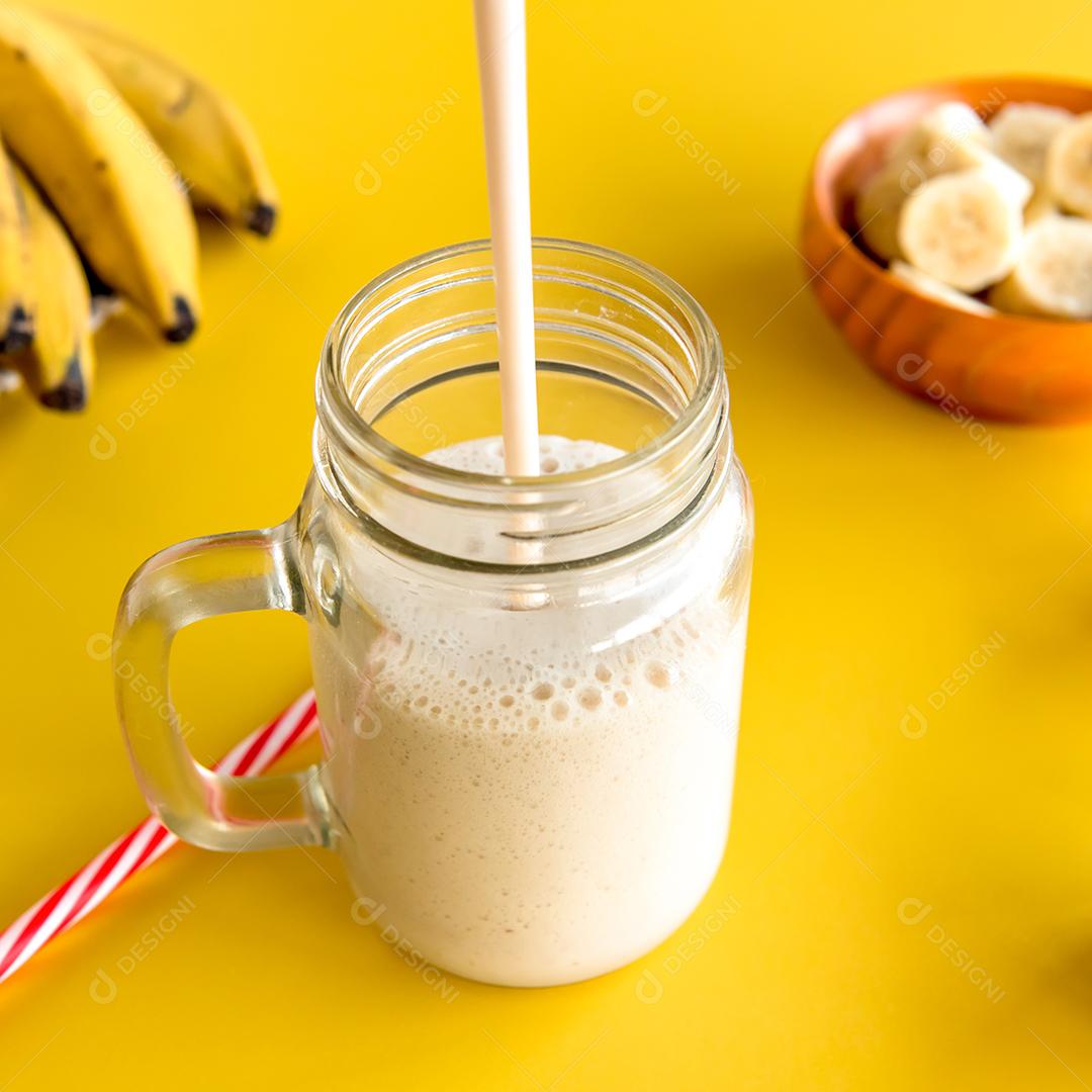 Copo de smoothie de banana, shake saudável de banana com aveia de banana