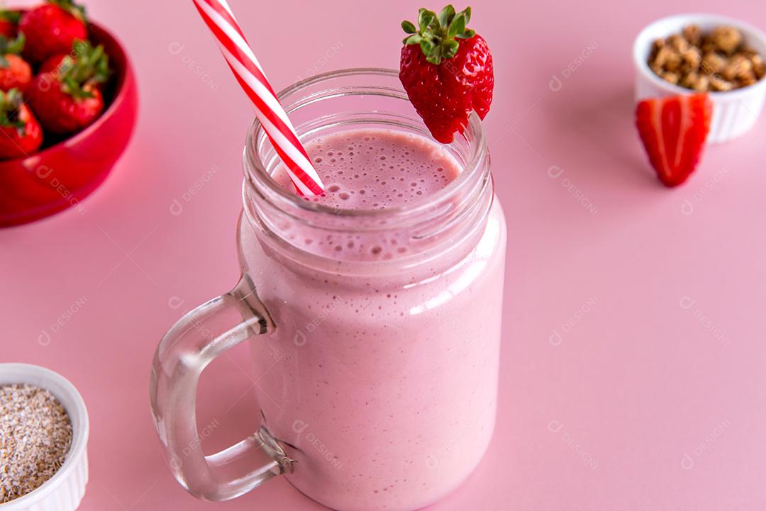 smoothie de morango ou  milk-shake de morango