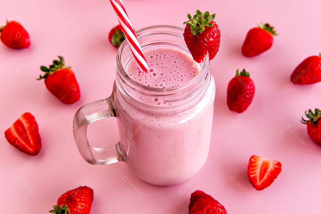 smoothie de morango ou  milk-shake de morango