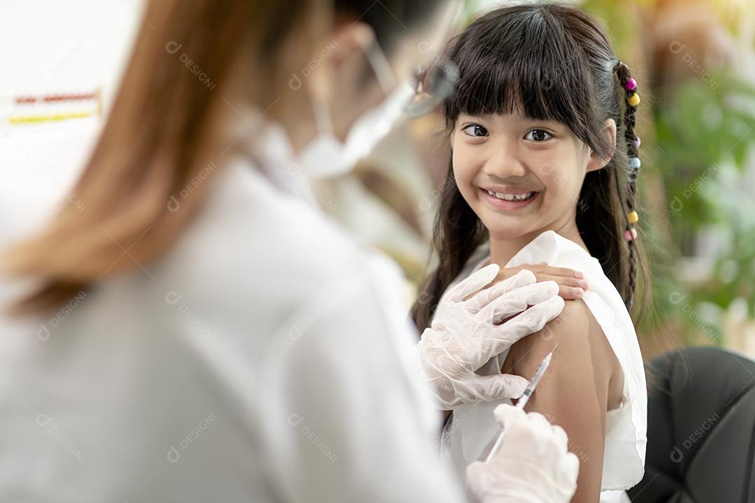 Conceito de vacinação. Médica vacinando menina bonitinha