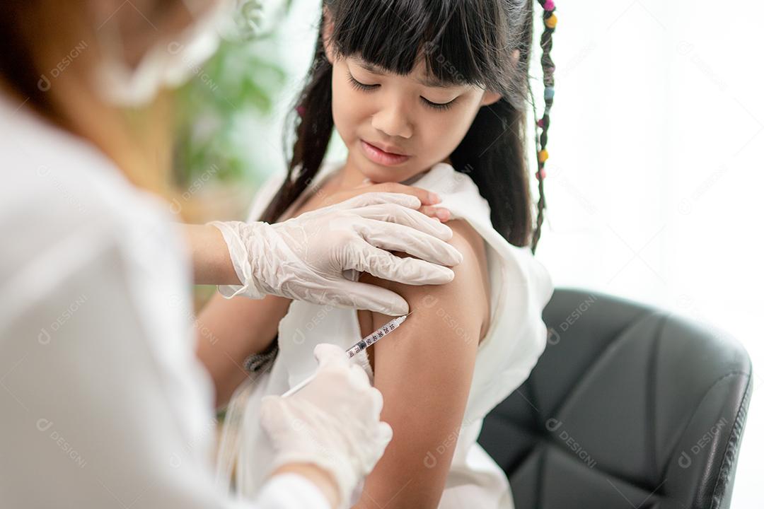 Vacinação covid-19 bem sucedida. menina bonitinha sendo im