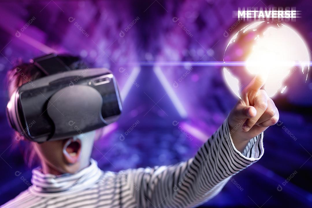 Garota feliz em copos de realidade virtual. realidade aumentada, sci