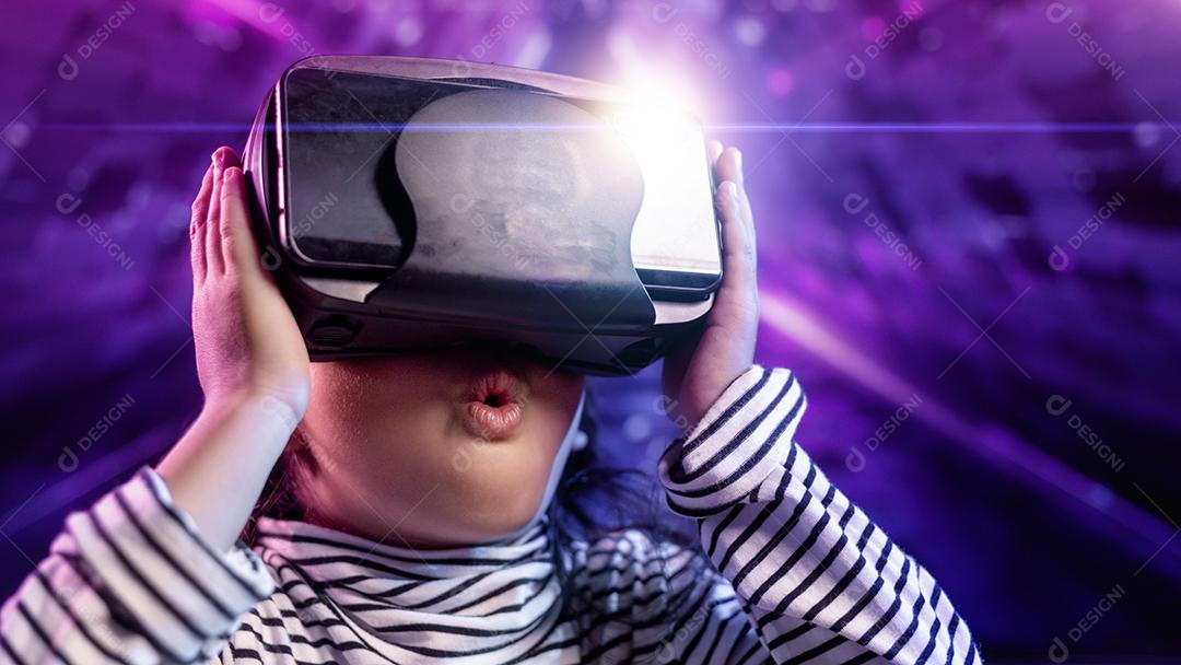 Garota feliz em copos de realidade virtual. realidade aumentada, sci