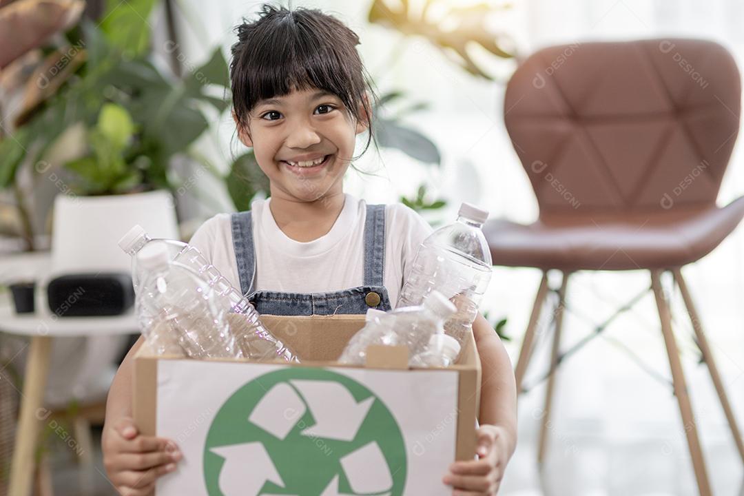 Menina asiática é lixo separado para reciclar