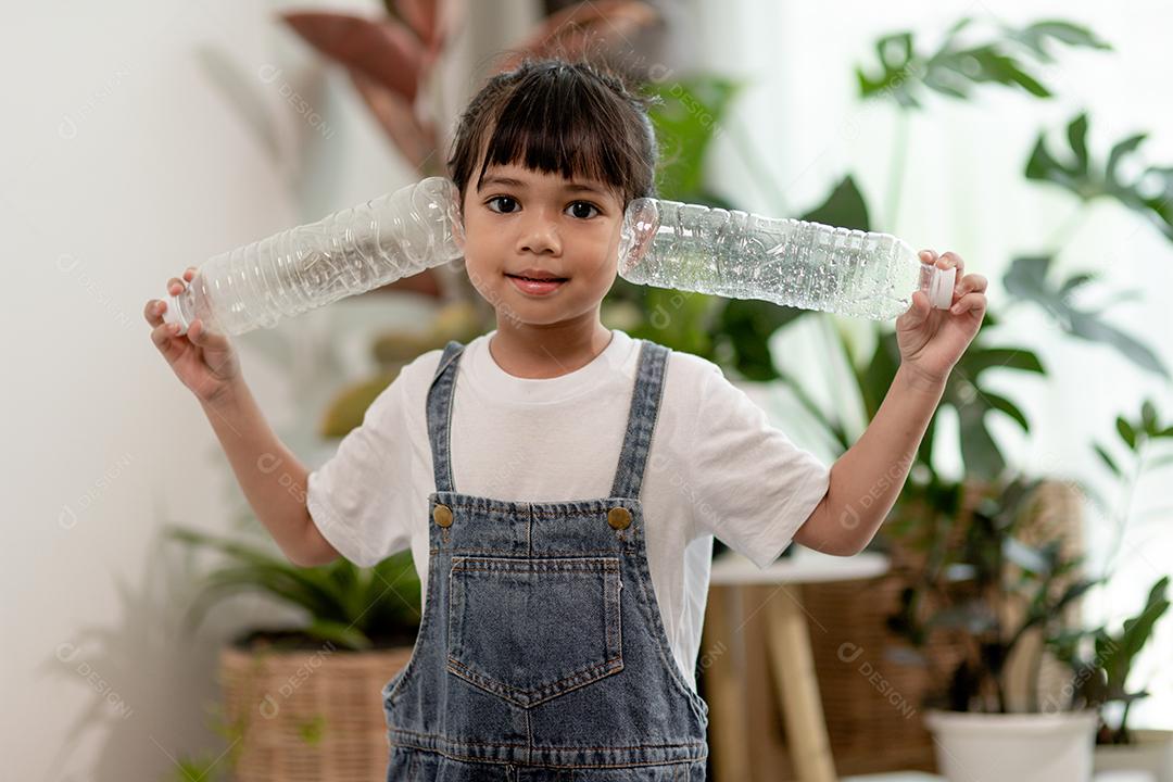 Menina asiática é lixo separado para reciclar