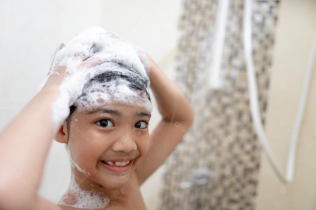 Menina asiática tomar banho