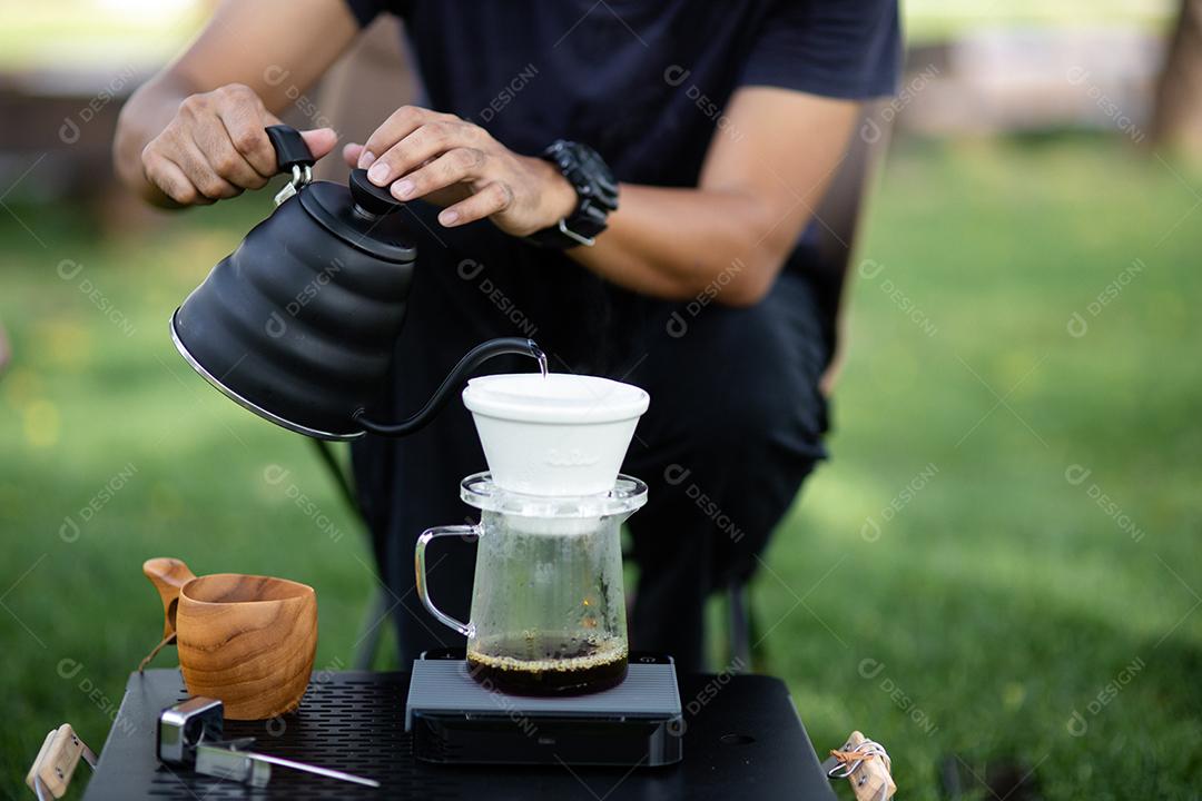 Barista profissional preparando cafeteira e chaleira. Formas alternativas de fazer café.