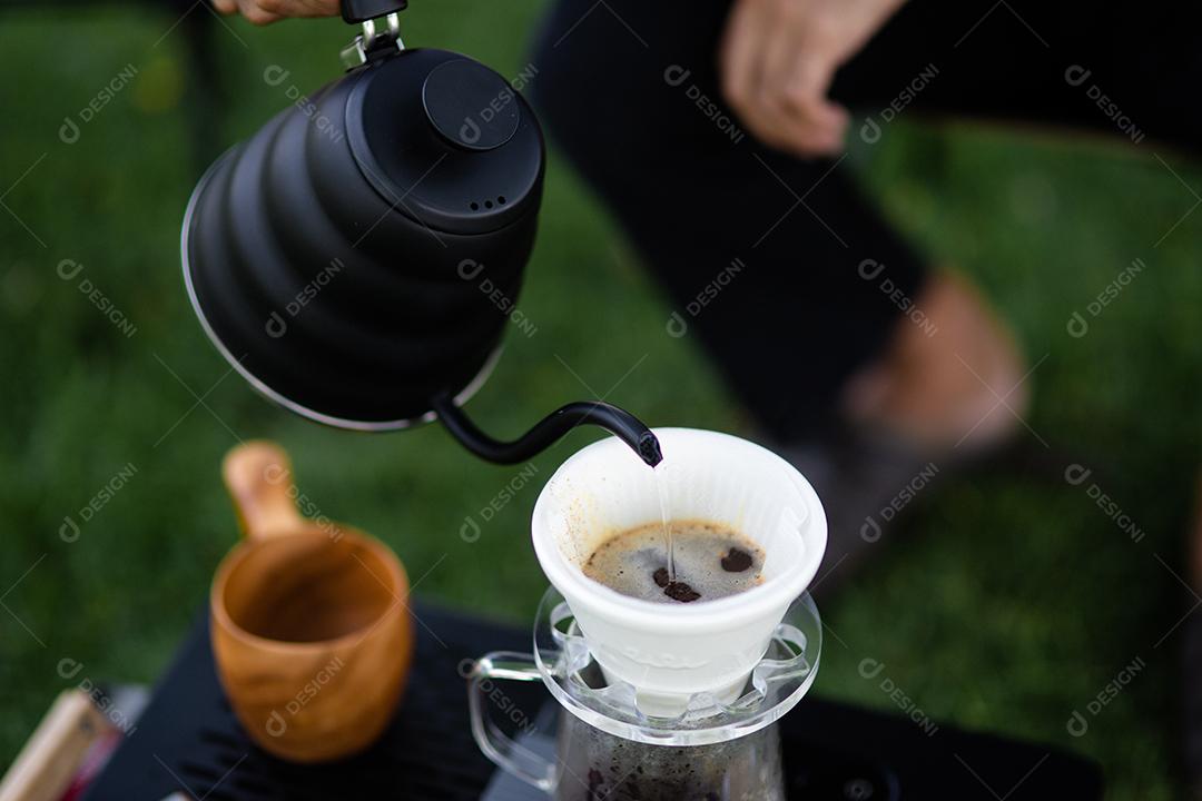 Barista profissional preparando cafeteira e chaleira. Formas alternativas de fazer café.