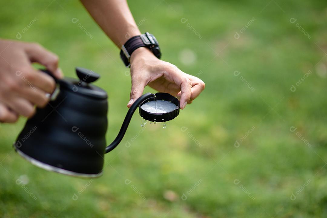 Barista profissional preparando cafeteira e chaleira. Formas alternativas de fazer café.