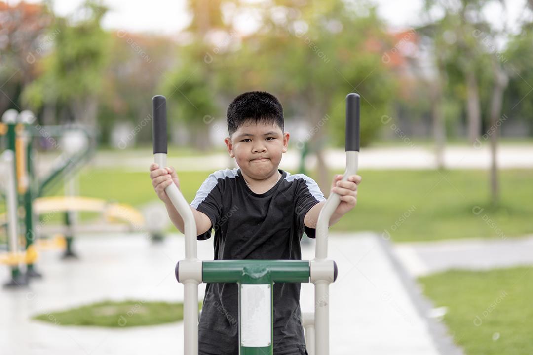 gordo treina em equipamentos de ginástica no parque