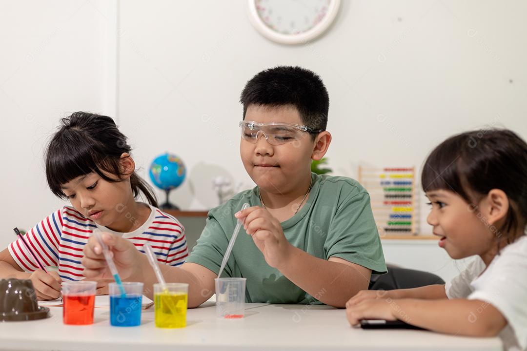 Crianças asiáticas fazem experimentos químicos em casa