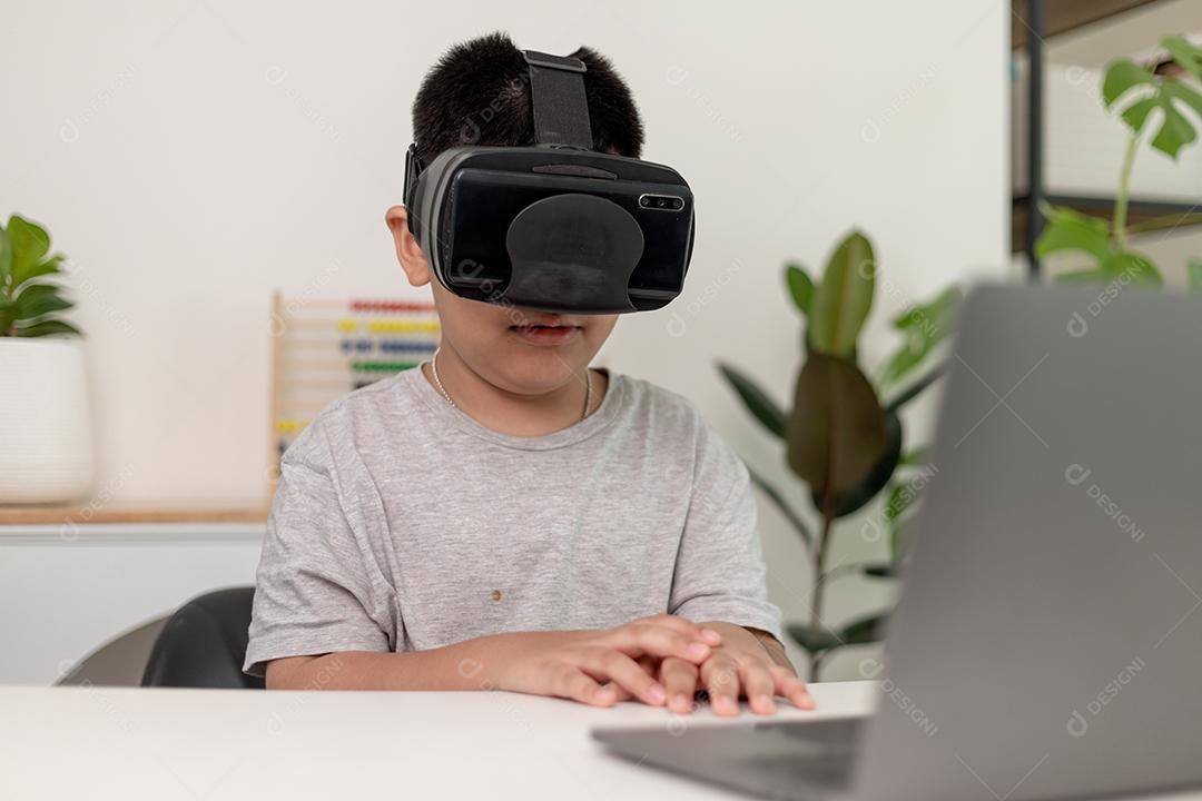 Menino asiático com óculos VR estudando ciências em casa, estudante curioso usa um fone de ouvido de realidade virtual para estudar ciência em casa estudo online estilo de vida futurista aprendizagem