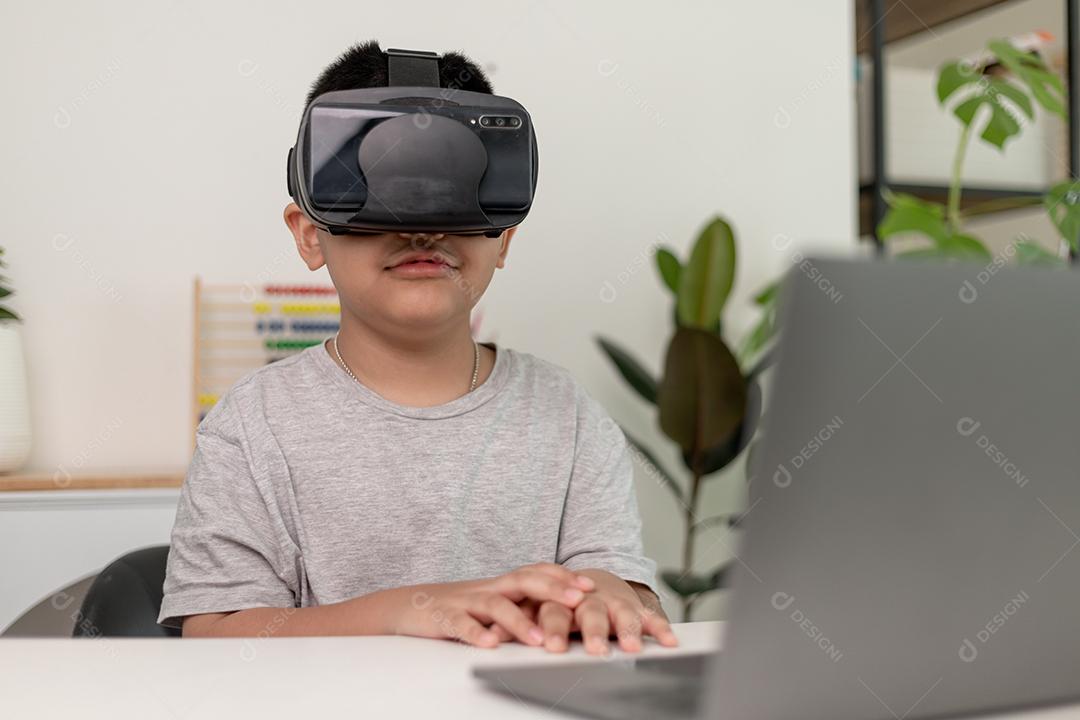 Menino asiático com óculos VR estudando ciências em casa, estudante curioso usa um fone de ouvido de realidade virtual para estudar ciência em casa estudo online estilo de vida futurista aprendizagem