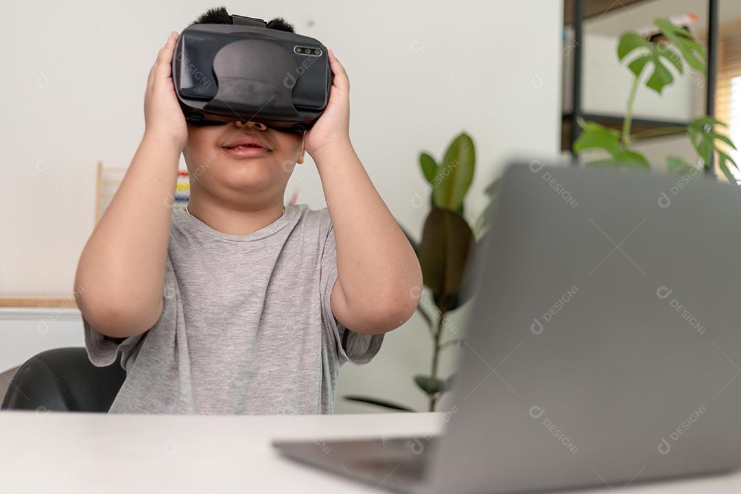 Menino asiático com óculos VR estudando ciências em casa, estudante curioso usa um fone de ouvido de realidade virtual para estudar ciência em casa estudo online estilo de vida futurista aprendizagem