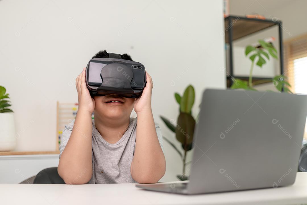 Menino asiático com óculos VR estudando ciências em casa, estudante curioso usa um fone de ouvido de realidade virtual para estudar ciência em casa estudo online estilo de vida futurista aprendizagem
