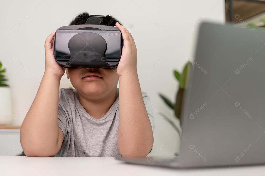 Menino asiático com óculos VR estudando ciências em casa, estudante curioso usa um fone de ouvido de realidade virtual para estudar ciência em casa estudo online estilo de vida futurista aprendizagem