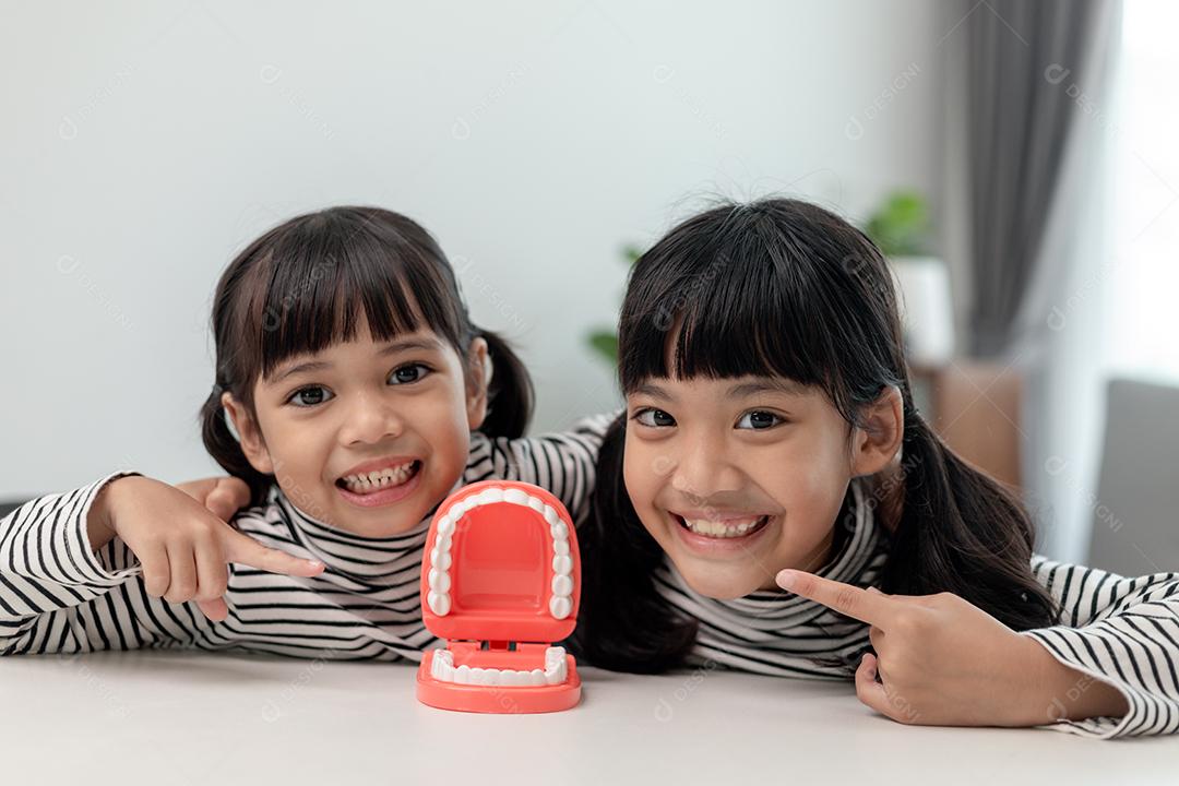 menina sorrindo com um sorriso feliz e legal no rosto. mostrando os dentes.