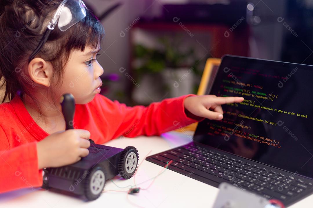 Os alunos da Ásia aprendem em casa na codificação de carros robóticos e cabos de placas eletrônicas em STEM, STEAM, código de computador de tecnologia de ciência de engenharia matemática em robótica para o conceito de crianças.