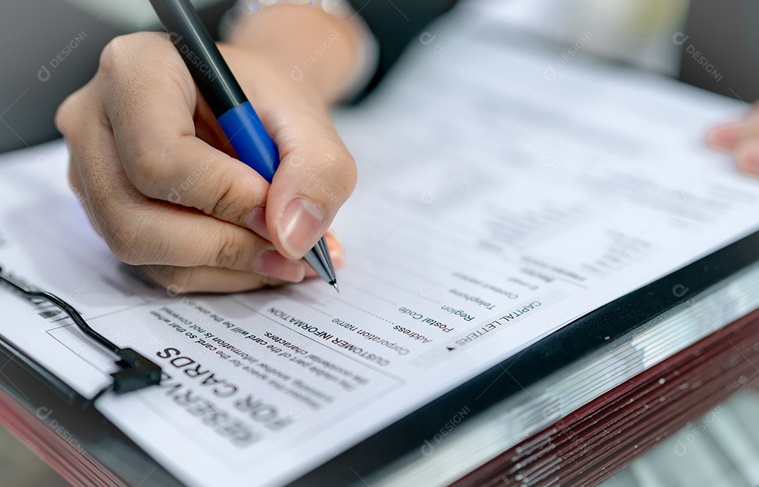 Pessoas de negócios mão segurando a caneta e preencher o perfil da corporação em formulário de papel para acordo de contrato