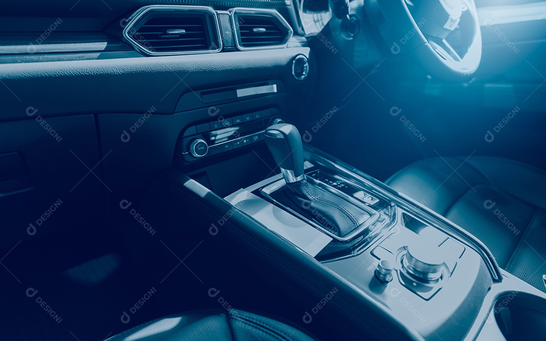 Interior de carro moderno de luxo. Dentro do carro com design moderno. Alavanca de câmbio automática. Assentos de couro preto