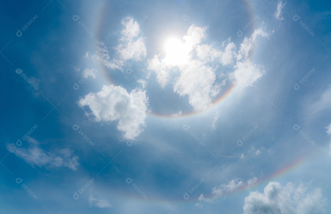 Sun Halo ou um anel da cor do arco-íris ao redor do sol. Céu ensolarado com auréola de sol. Fenômeno óptico produzido pela luz. Nuvens