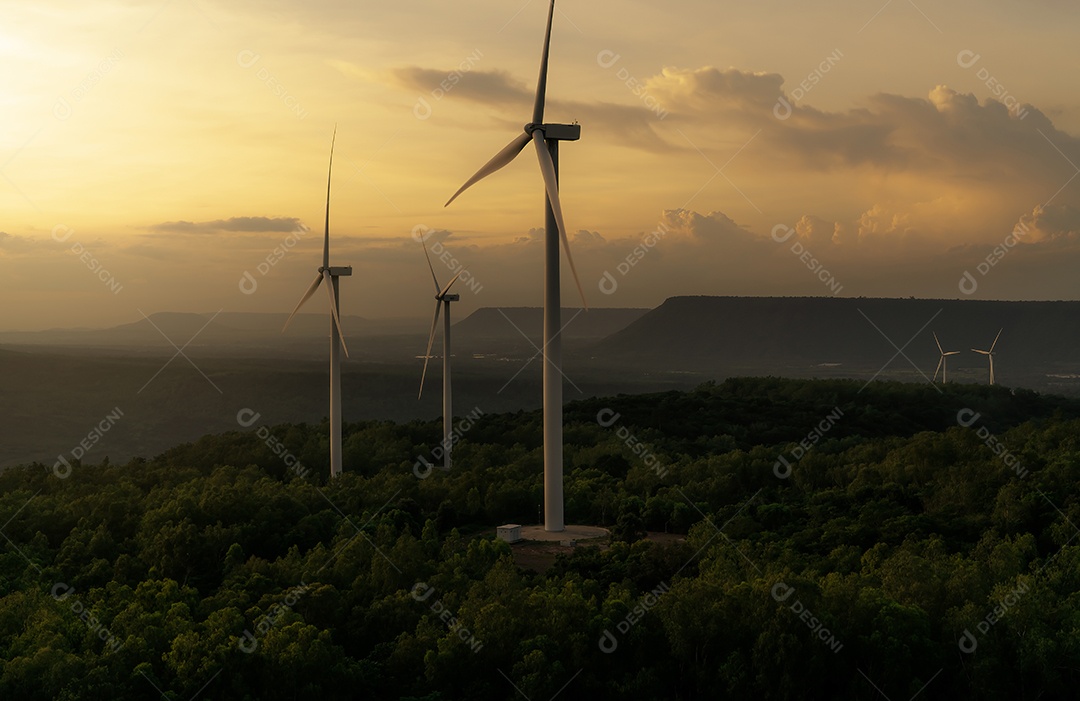 Energia eólica. Força do vento. Energia sustentável e renovável. As turbinas eólicas geram eletricidade. Fazenda de moinho de vento
