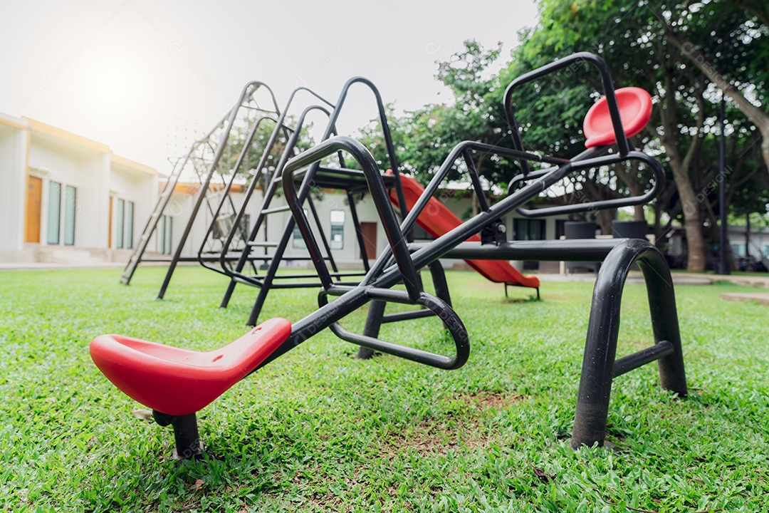 Gangorra vermelha no playground. Equipamentos de playground para as crianças brincarem. Gangorra de plástico ou gangorra