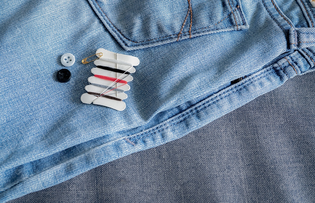 Kit de costura para hotel em jeans. Kit de emergência de reparo de linha portátil pequeno com agulhas, botões, linhas e alfinetes