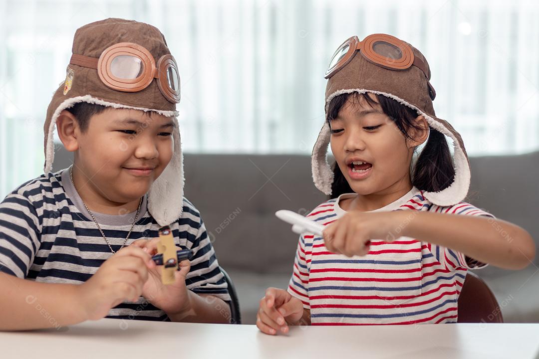 Duas crianças com aviões nas mãos