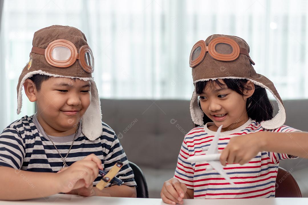 Duas crianças com aviões nas mãos