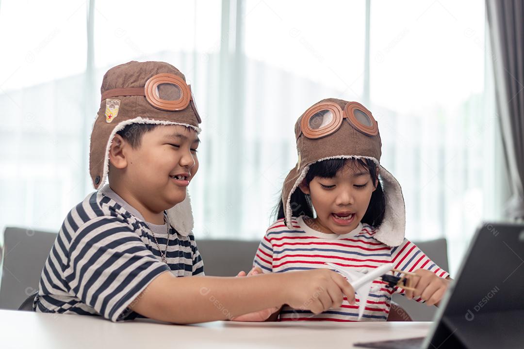 Duas crianças com aviões nas mãos