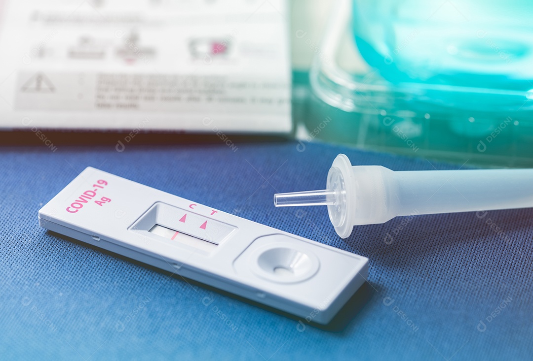 Autoteste de antígeno Covid 19 para swab nasal com resultado positivo. Kit de teste de antígeno para uso doméstico para detecção de infecção