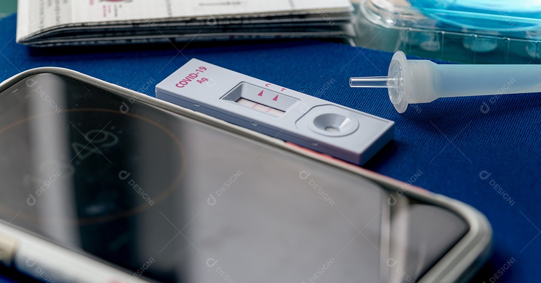 Autoteste do antígeno Covid 19 para swab nasal com resultado positivo. Kit de teste de antígeno para uso doméstico para detecção de infecção